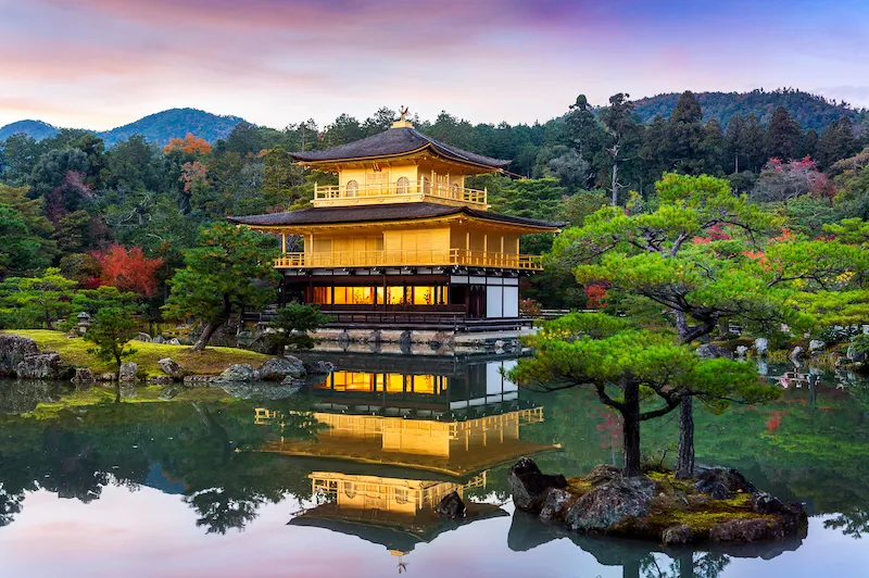 Cụm di tích Cố đô Kyoto nổi bật với chùa Kinkakuji được bao phủ bằng những chiếc lá bằng vàng nguyên chất rực rỡ.